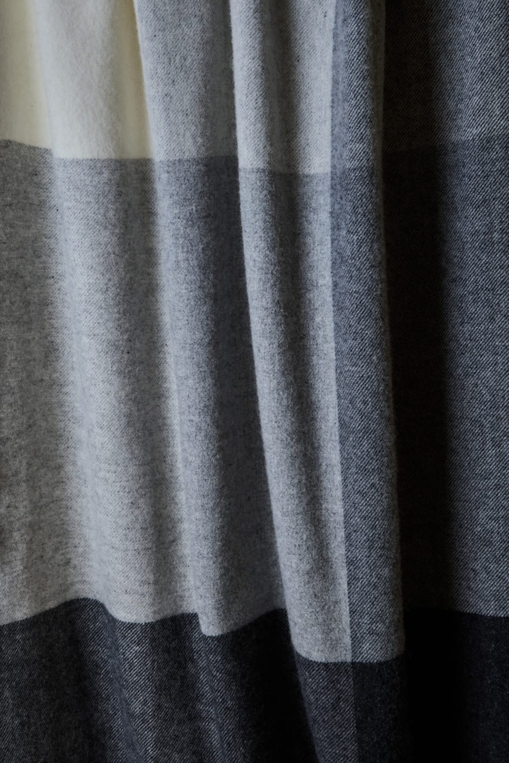 Extra large Paddock Check Charcoal Throw